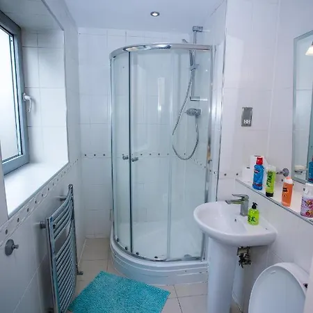 Remarkable 2-bed With Sea View London