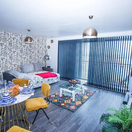 Remarkable 2-bed With Sea View Apartment *