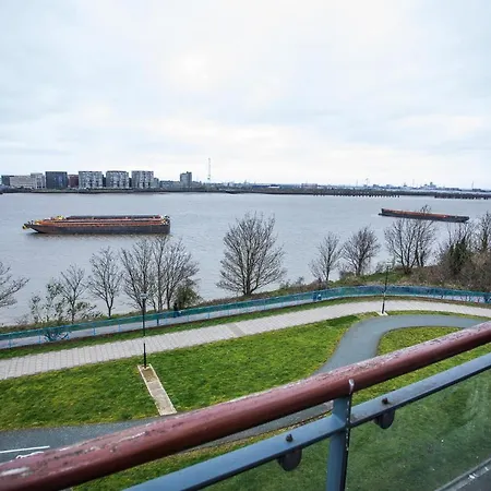 Apartment Remarkable 2-bed With Sea View London