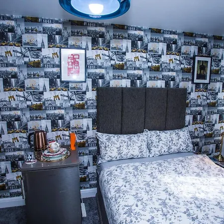 Remarkable 2-bed With Sea View * London