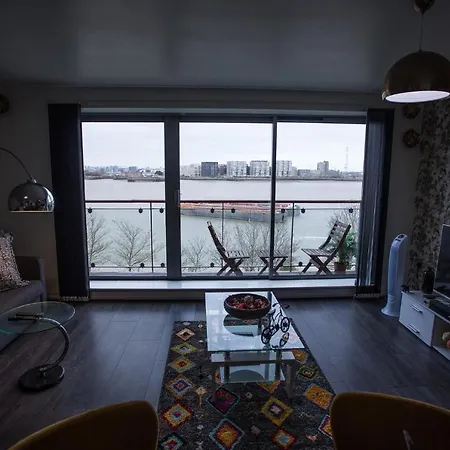 Apartment Remarkable 2-bed With Sea View London