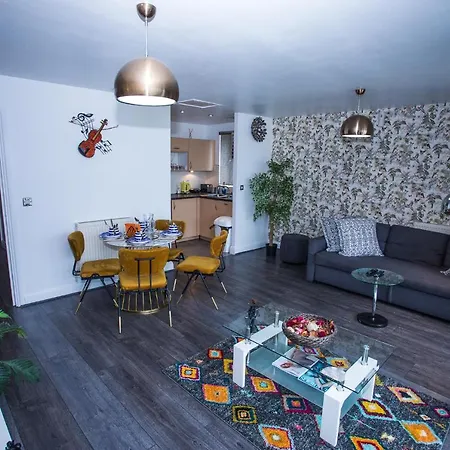 Remarkable 2-bed With Sea View * London