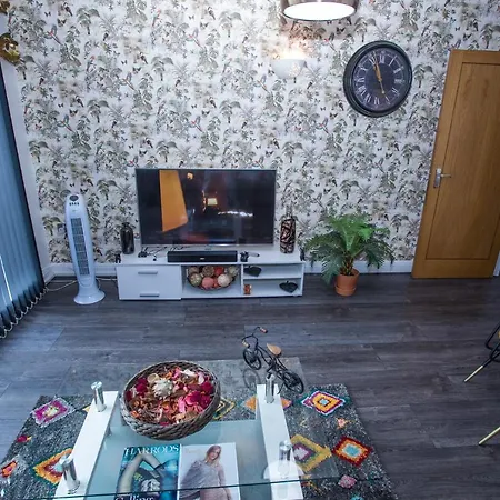 Remarkable 2-bed With Sea View London