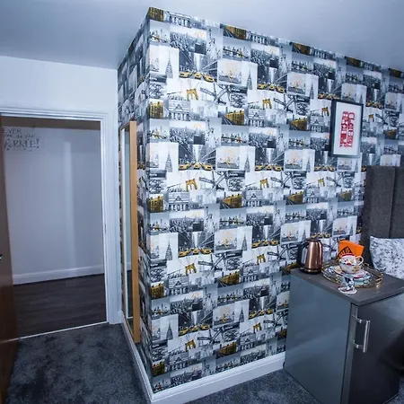Remarkable 2-bed With Sea View *