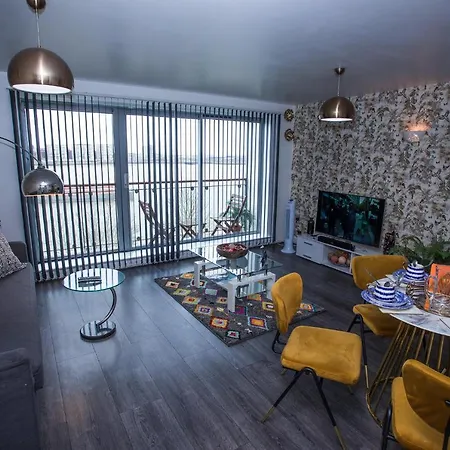 Remarkable 2-bed With Sea View *