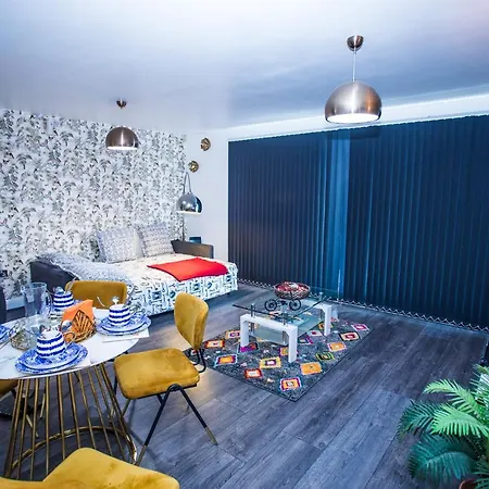 Remarkable 2-bed With Sea View London