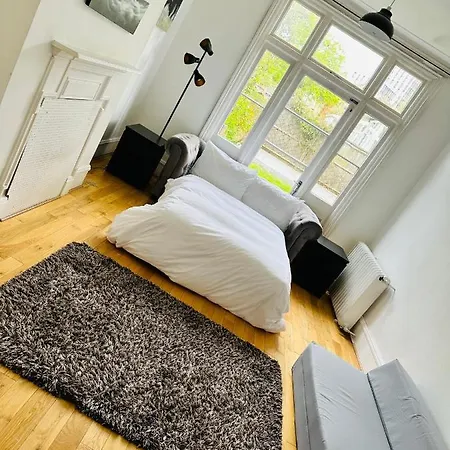 Holiday home 6 Bedroom House In London , Private Parking & Garden, 2 Minute Walk From Underground, Free Wi-fi Harrow