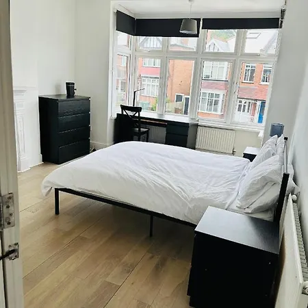 6 Bedroom House In London , Private Parking & Garden, 2 Minute Walk From Underground, Free Wi-fi Holiday home