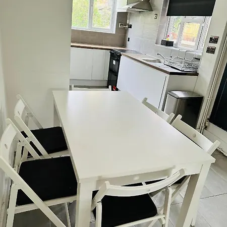 6 Bedroom House In London , Private Parking & Garden, 2 Minute Walk From Underground, Free Wi-fi Holiday home Harrow