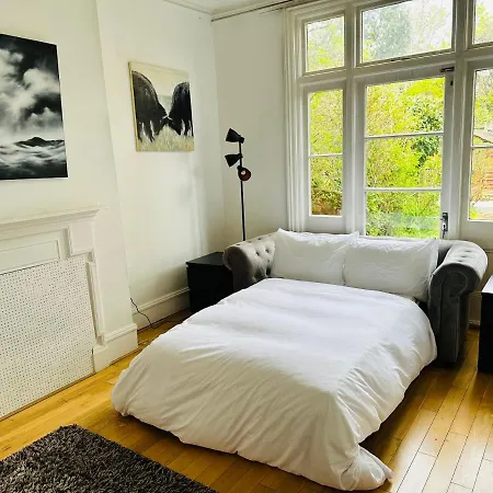 Holiday home 6 Bedroom House In London , Private Parking & Garden, 2 Minute Walk From Underground, Free Wi-fi