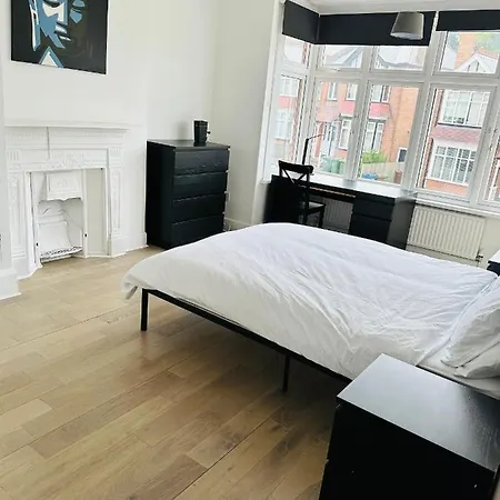 6 Bedroom House In London , Private Parking & Garden, 2 Minute Walk From Underground, Free Wi-fi