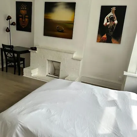 Holiday home 6 Bedroom House In London , Private Parking & Garden, 2 Minute Walk From Underground, Free Wi-fi *