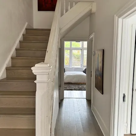 6 Bedroom House In London , Private Parking & Garden, 2 Minute Walk From Underground, Free Wi-fi