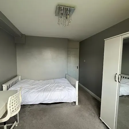 Modern And Stylish 2 Bed בקנהאם
