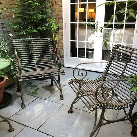 Kings Cross, Self-contained House & Private Garden Holiday home London