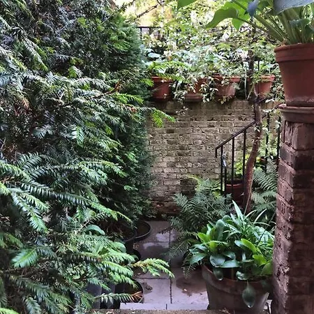 Holiday home Kings Cross, Self-contained House & Private Garden *