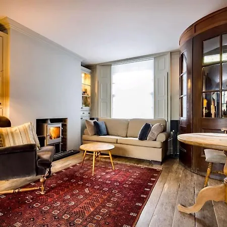 Kings Cross, Self-contained House & Private Garden Holiday home *