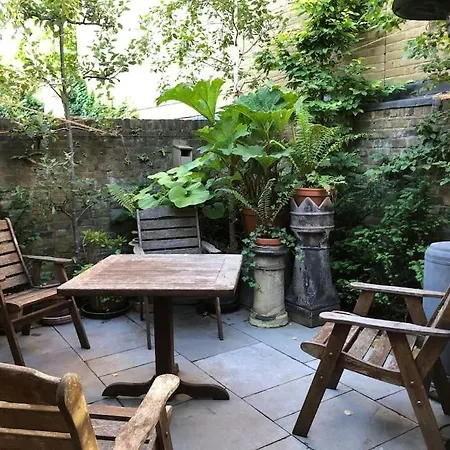 Kings Cross, Self-contained House & Private Garden Holiday home London