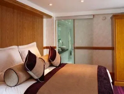 The Lensbury 4*