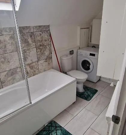 Cosy 2 Bedroom Flat - Sleeps 6 People - Close To Lewisham Dlr/train Station London