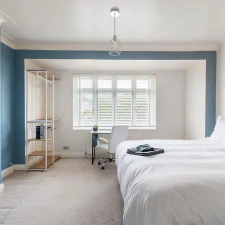 Surrey - 5 Bedroom House, Cr5, Contractors Welcome, Sleeps 12, Near Town Centre, Train Stations And Gatwick Airport Appartement