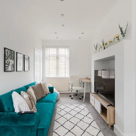 Surrey - 5 Bedroom House, Cr5, Contractors Welcome, Sleeps 12, Near Town Centre, Train Stations And Gatwick Airport * Coulsdon