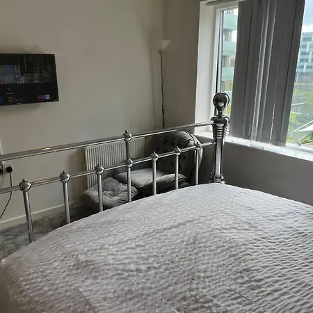 Park Royal Stay- Relax In A Specious Masters With Views In An * לונדון