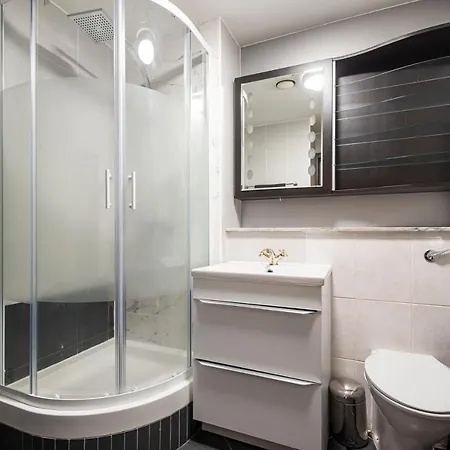 Large And 2 Bed Apartment