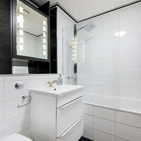 Large And 2 Bed Apartment *