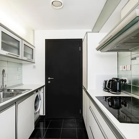 Apartment Large And 2 Bed London
