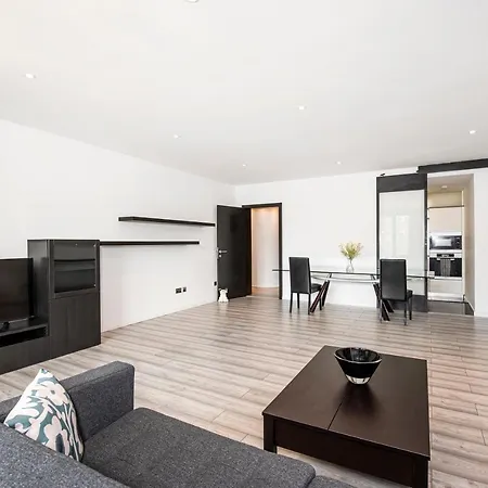Large And 2 Bed Apartment