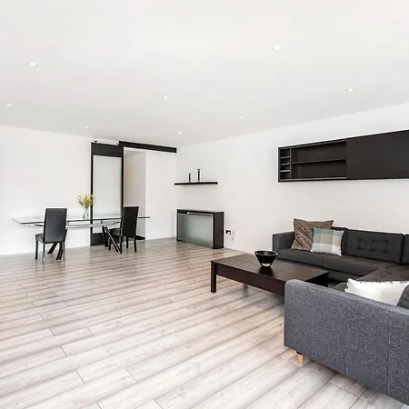 Large And 2 Bed Apartment