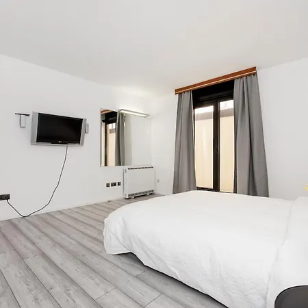 Apartment Large And 2 Bed London