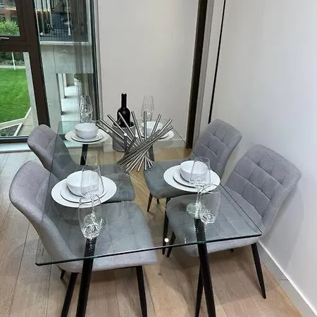 Royal Dock Luxury Apartment