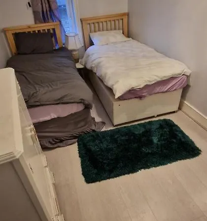 Cosy 2 Bedroom Flat - Sleeps 6 People - Close To Lewisham Dlr/train Station London