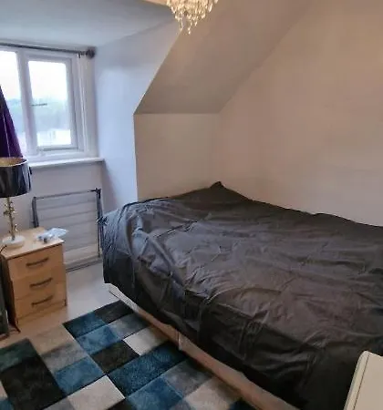 Cosy 2 Bedroom Flat - Sleeps 6 People - Close To Lewisham Dlr/train Station Apartment London