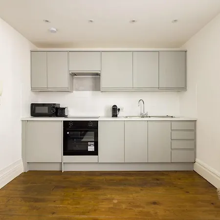 Spacious With Office & Rear Terrace דירה *