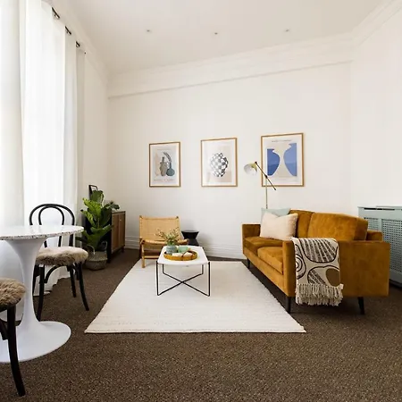 Spacious With Office & Rear Terrace דירה לונדון