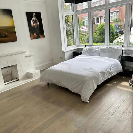 6 Bedroom House In London , Private Parking & Garden, 2 Minute Walk From Underground, Free Wi-fi Harrow