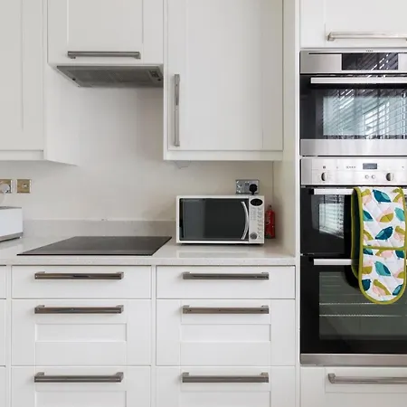 Surrey - 5 Bedroom House, Cr5, Contractors Welcome, Sleeps 12, Near Town Centre, Train Stations And Gatwick Airport