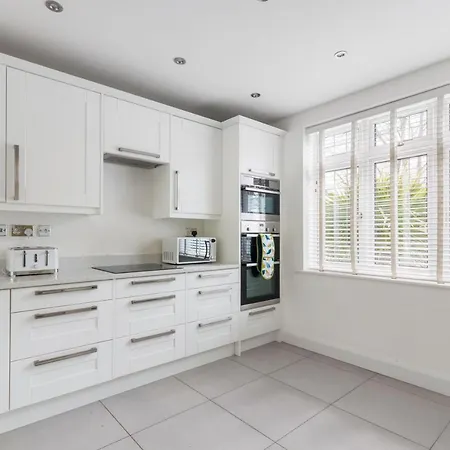 Surrey - 5 Bedroom House, Cr5, Contractors Welcome, Sleeps 12, Near Town Centre, Train Stations And Gatwick Airport *