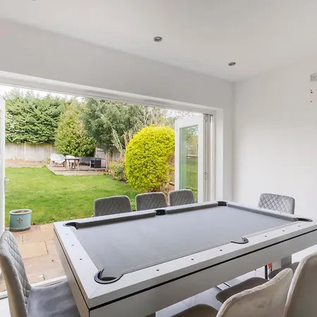 Surrey - 5 Bedroom House, Cr5, Contractors Welcome, Sleeps 12, Near Town Centre, Train Stations And Gatwick Airport