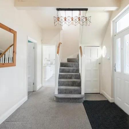Appartement Surrey - 5 Bedroom House, Cr5, Contractors Welcome, Sleeps 12, Near Town Centre, Train Stations And Gatwick Airport Coulsdon