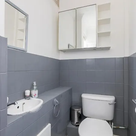 Surrey - 5 Bedroom House, Cr5, Contractors Welcome, Sleeps 12, Near Town Centre, Train Stations And Gatwick Airport *