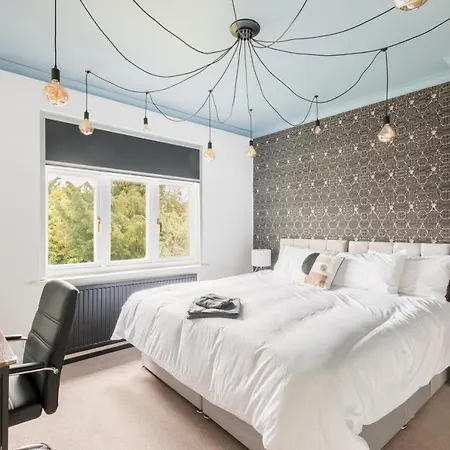 Appartement Surrey - 5 Bedroom House, Cr5, Contractors Welcome, Sleeps 12, Near Town Centre, Train Stations And Gatwick Airport Coulsdon
