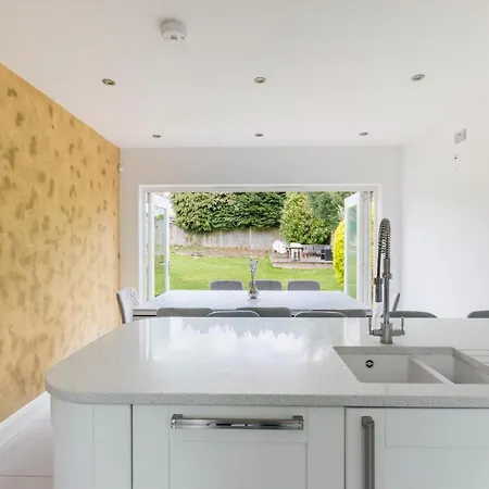 Appartement Surrey - 5 Bedroom House, Cr5, Contractors Welcome, Sleeps 12, Near Town Centre, Train Stations And Gatwick Airport