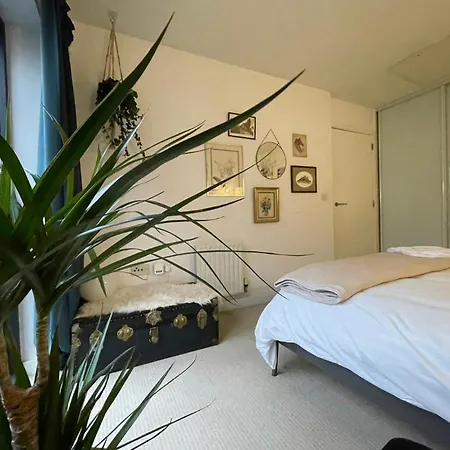 Eclectic East Hideaway With En-suite
