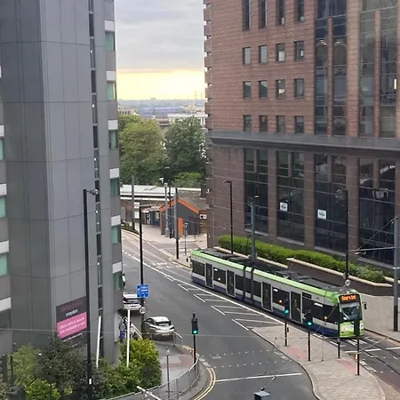 Avisa Stays- London. 2 Bedrooms With 2 Bathrooms. * Croydon