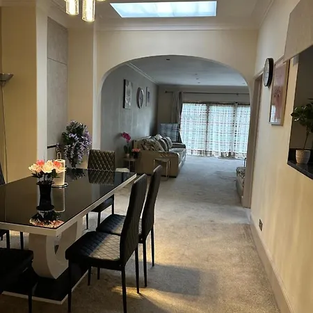 Amazing 4 Bedrooms Family With Free Parking Holiday home