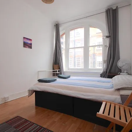 Great Flat Located In Trendy Soho London
